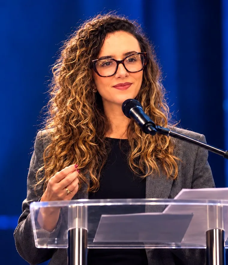 Sami Soares, fundadora da UOPD, falando em um evento